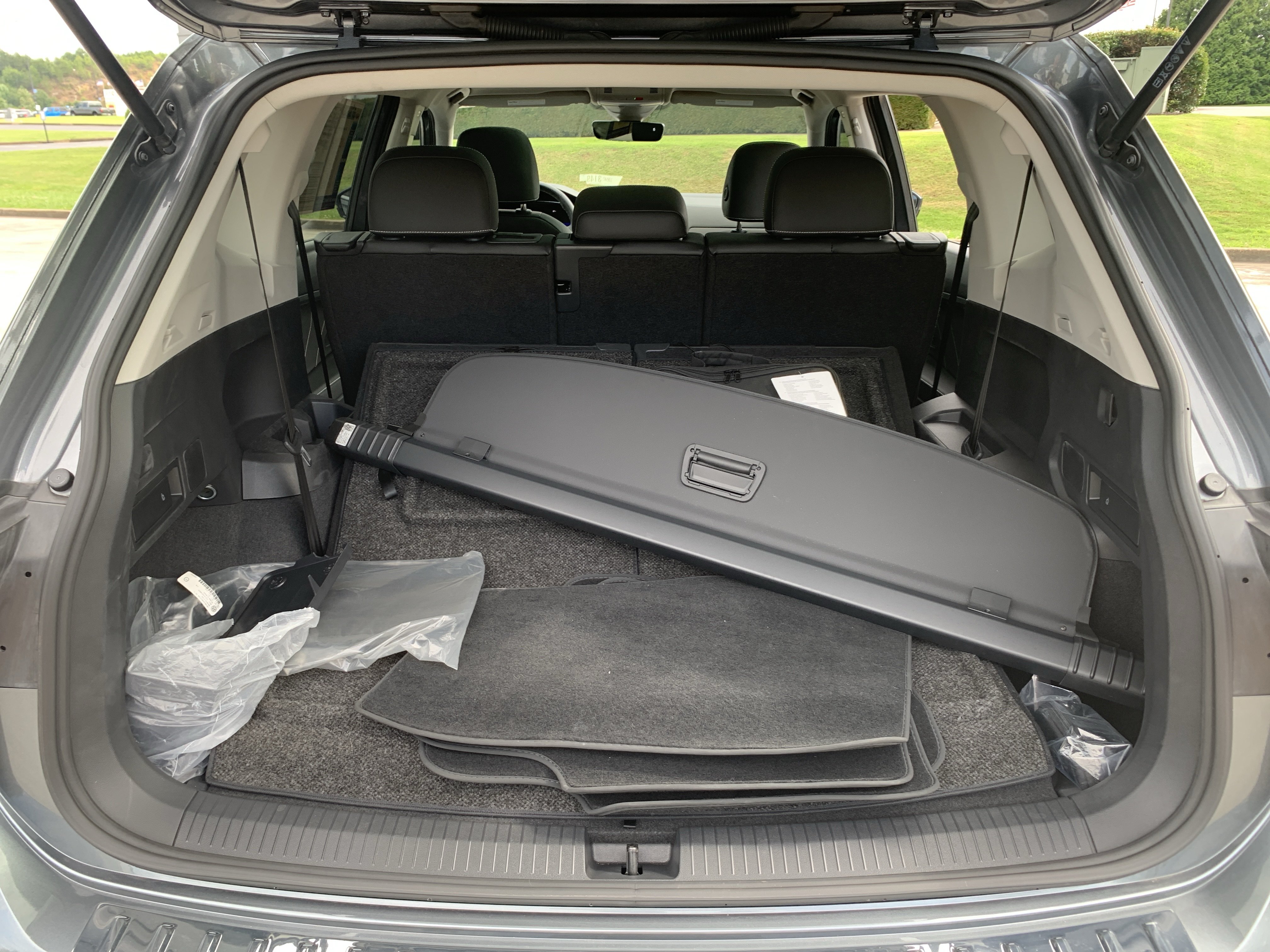 Used 2023 Volkswagen Tiguan SE w/ Panoramic Sunroof Package FWD image 39
