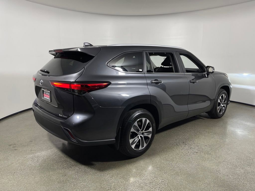 Used 2023 Toyota Highlander XLE image 3