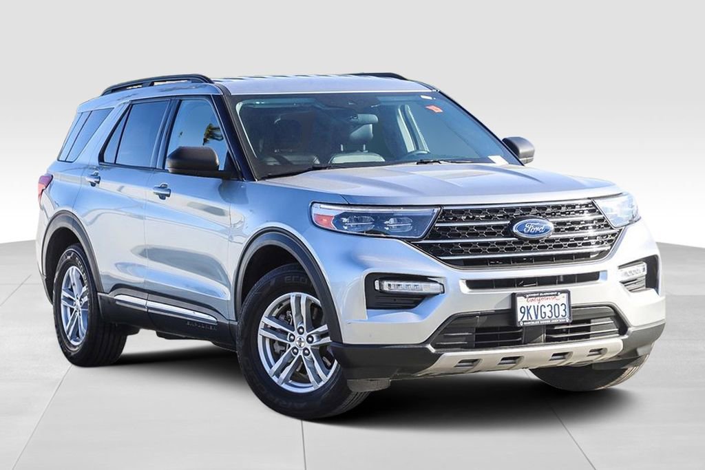 Used 2024 Ford Explorer XLT w/ Equipment Group 202A AWD/4WD image 2