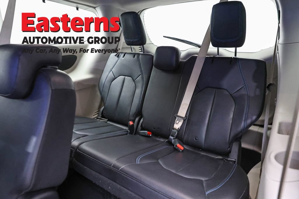 Used 2021 Chrysler Pacifica Touring-L FWD image 28