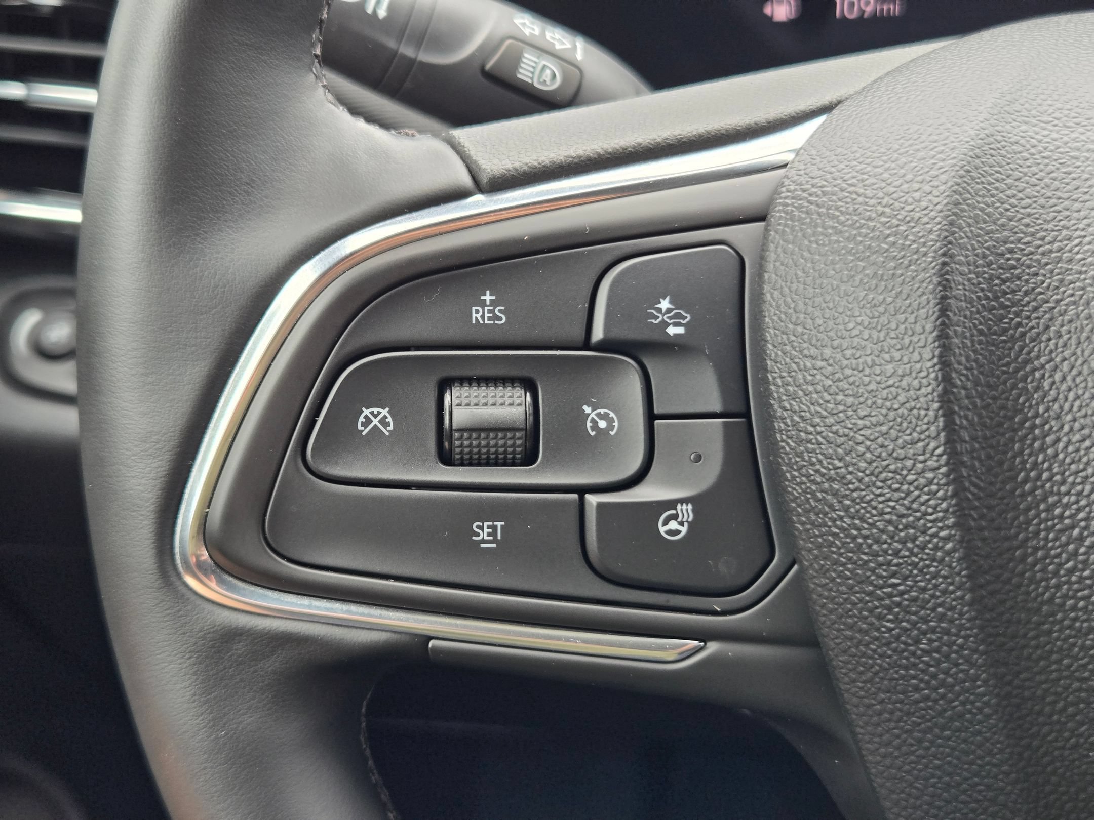 Certified 2025 Buick Envista Sport Touring w/ Convenience I Package FWD image 12