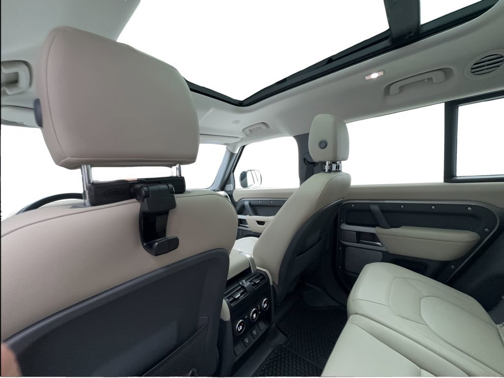 Used 2024 Land Rover Defender 130 S image 23