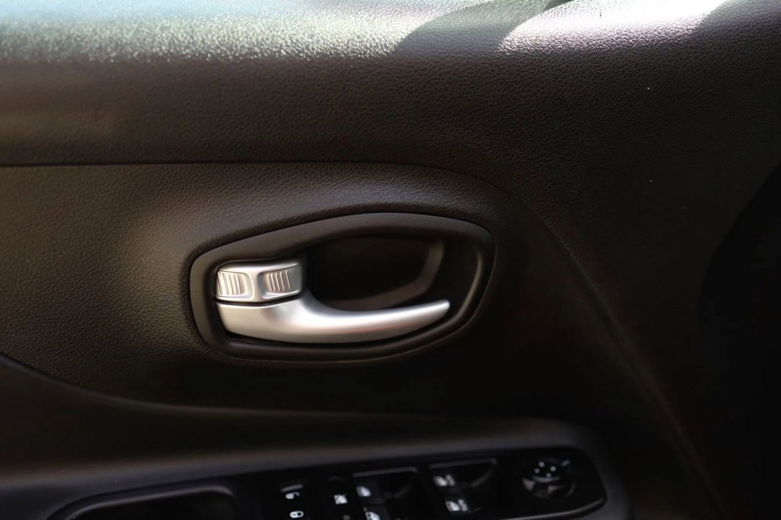 Used 2023 Jeep Renegade Latitude AWD/4WD image 10