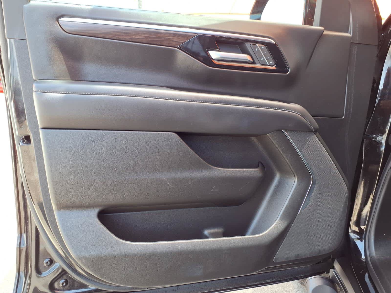 Used 2025 Chevrolet Tahoe Z71 AWD/4WD image 17