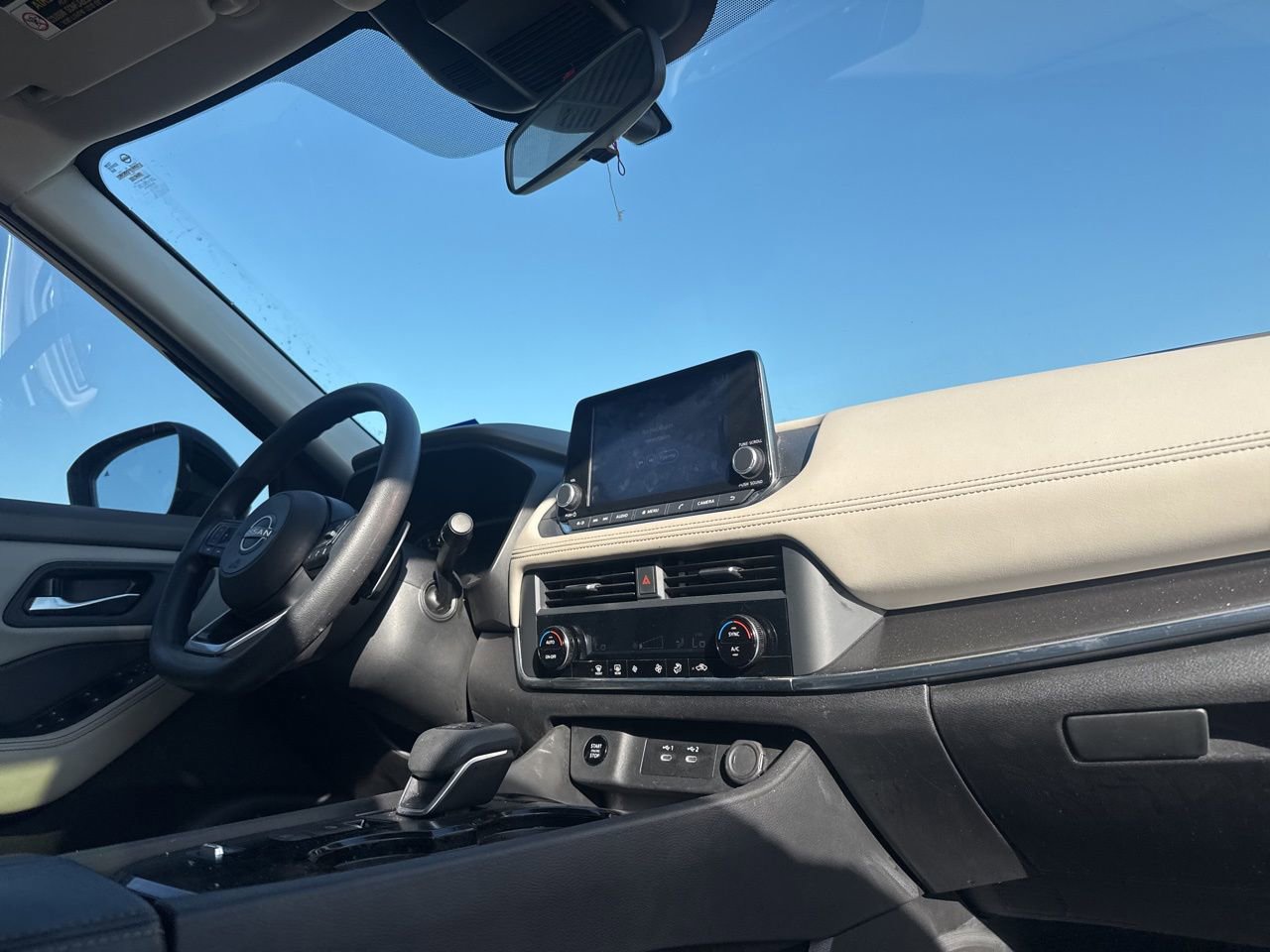 Used 2024 Nissan Rogue SV image 25