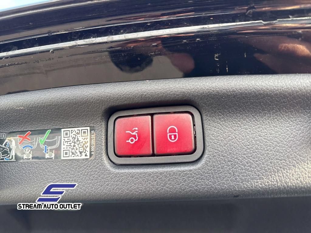 Used 2025 Mercedes-Benz C 300 4MATIC Sedan image 35