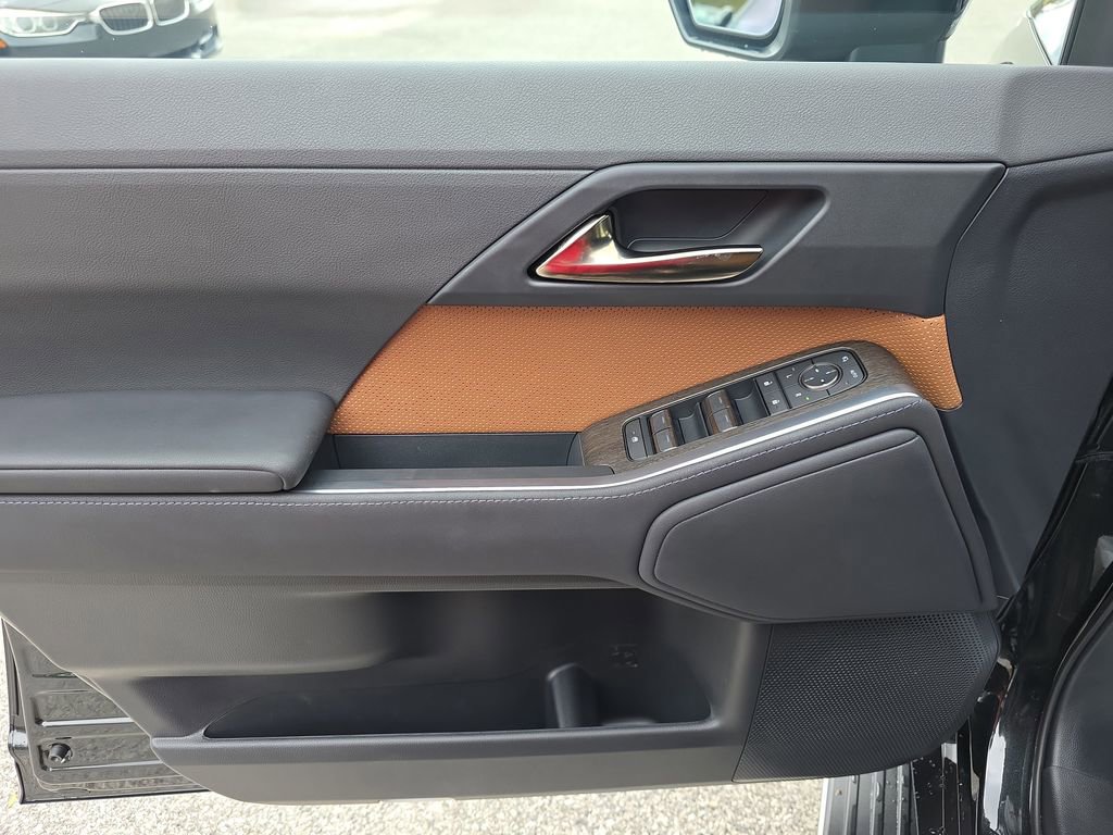 Used 2025 Lexus GX 550 w/ Accessory Package (Z1) image 18