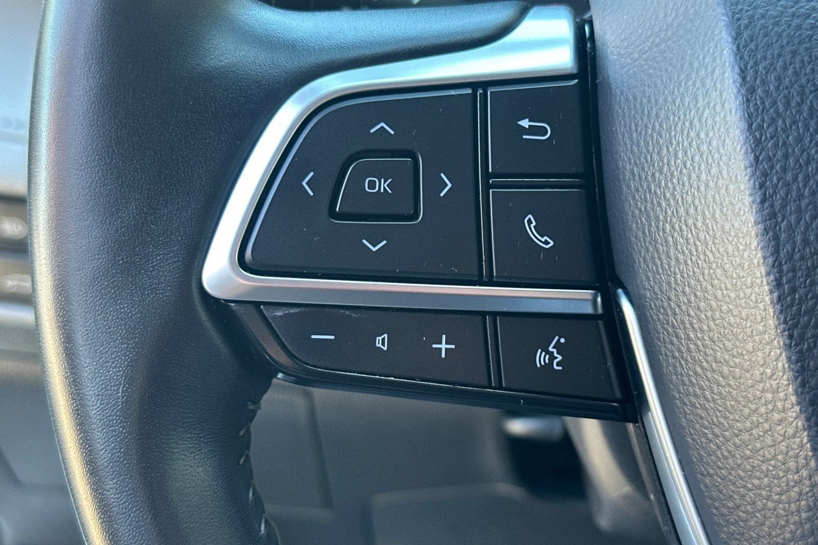 Used 2021 Toyota Highlander LE AWD/4WD image 38