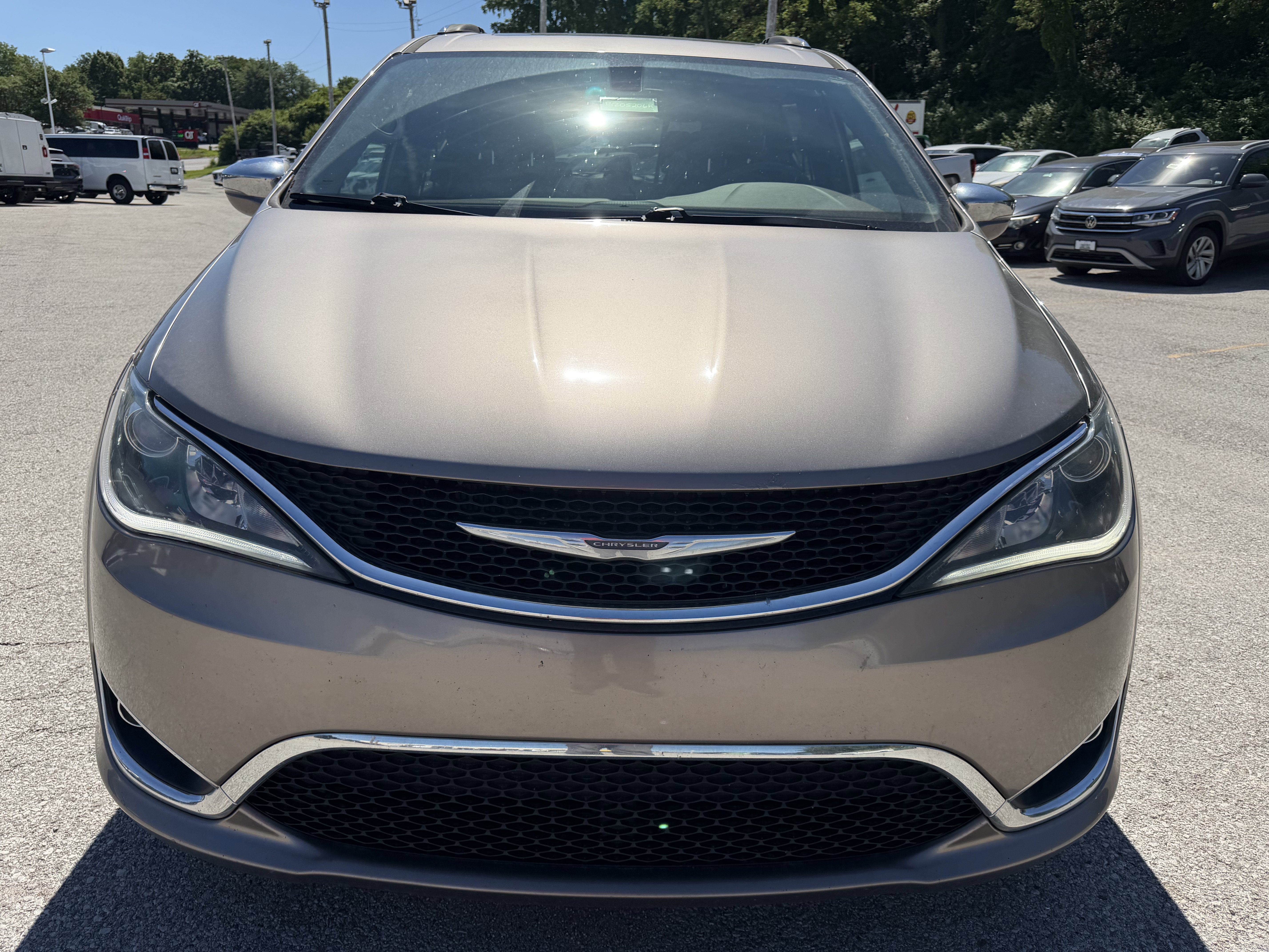 Used 2017 Chrysler Pacifica Limited w/ UConnect Theater Package FWD image 2