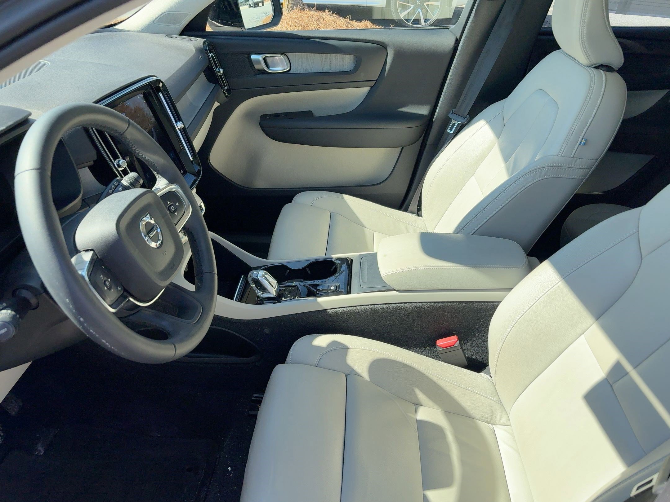 Used 2023 Volvo XC40 B5 Plus w/ Climate Package image 5