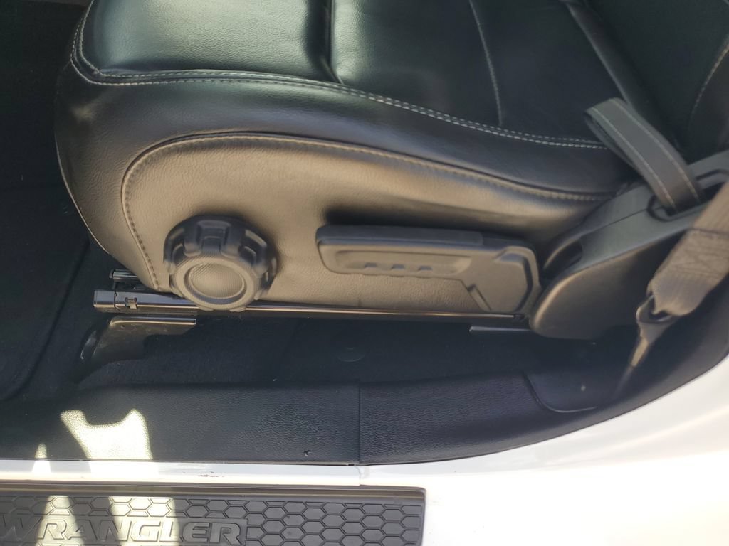 Used 2021 Jeep Wrangler Unlimited Sahara w/ Cold Weather Group AWD/4WD image 16