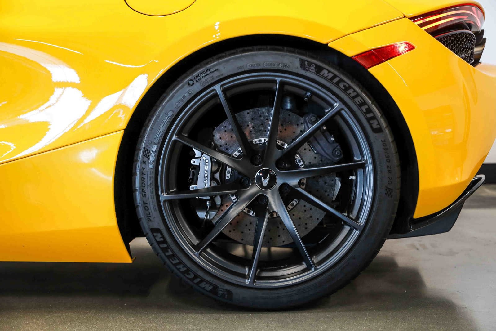 Used 2022 McLaren 720S Performance RWD image 23