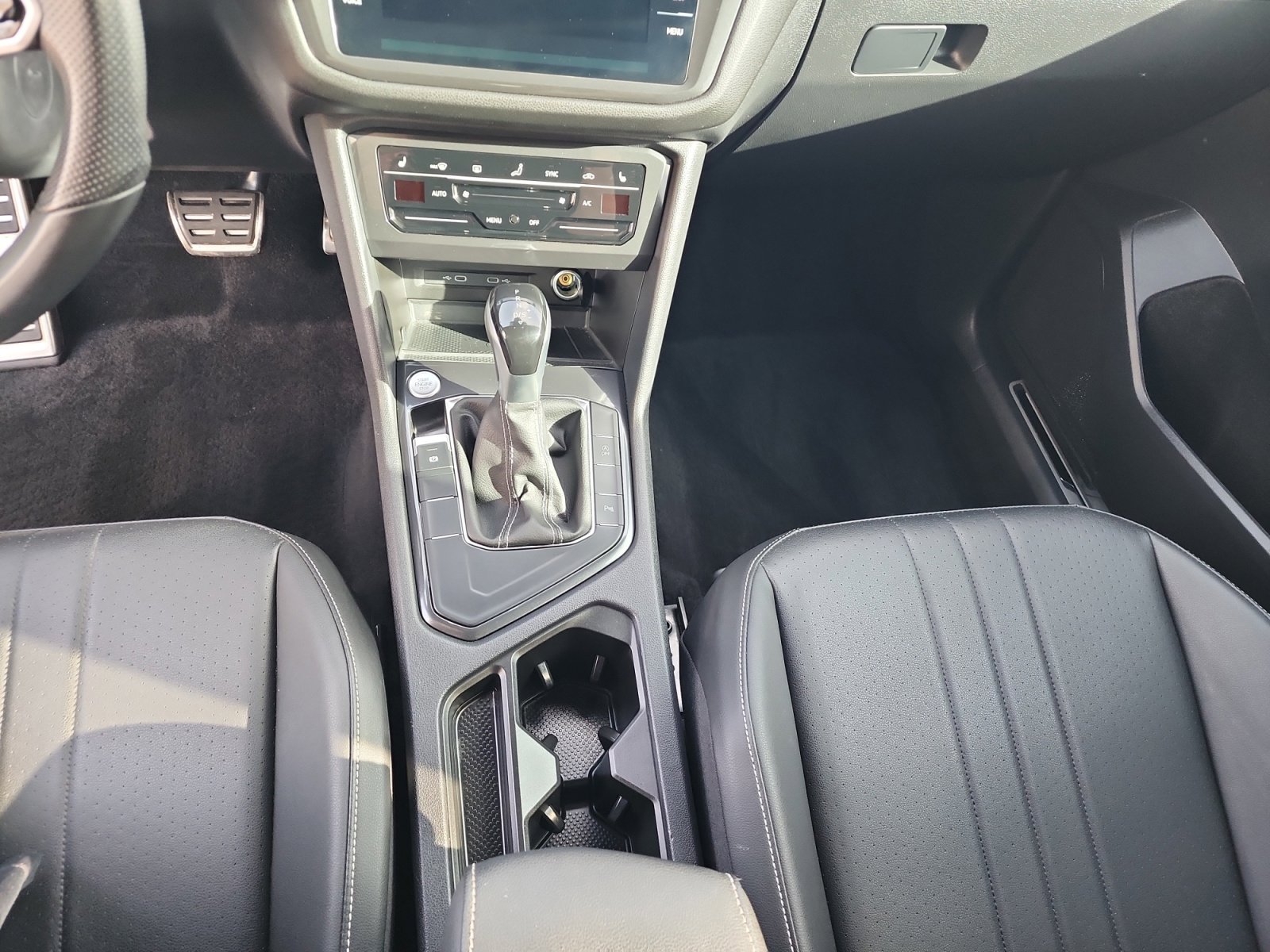 Certified 2023 Volkswagen Tiguan SE R-Line image 15