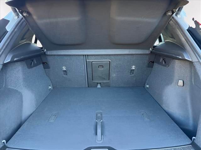 Used 2023 Volvo XC40 B5 Plus image 24