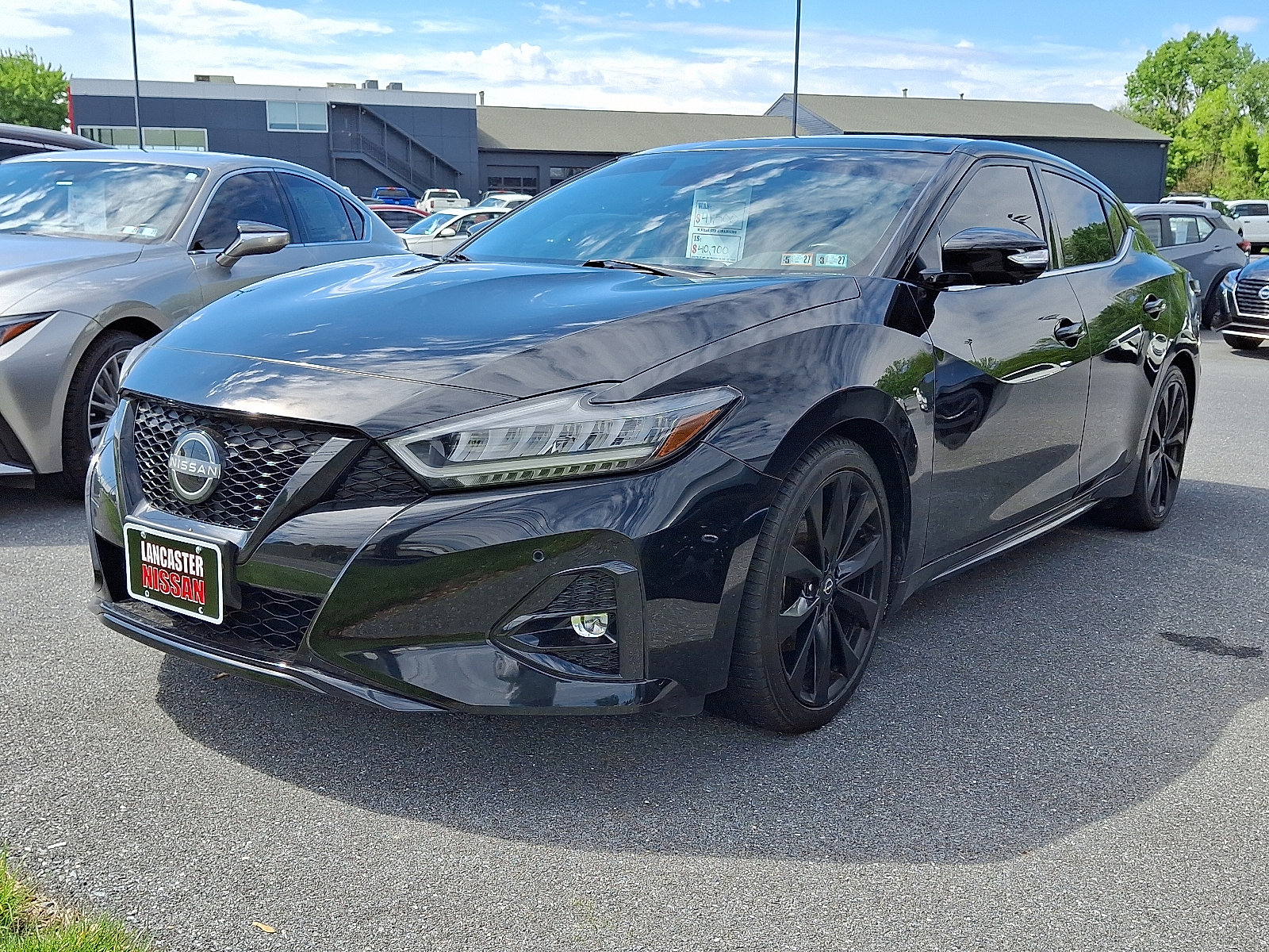 Used 2023 Nissan Maxima SR w/ Sport Mat Group FWD image 2