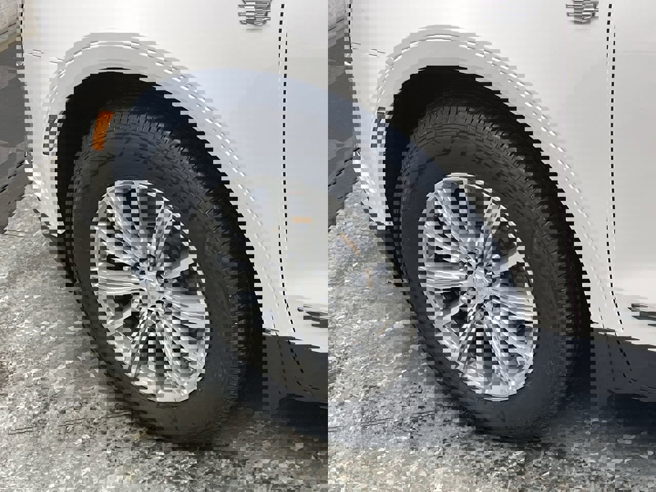 Used 2017 Cadillac XT5 Luxury w/ Driver Awareness Package image 35