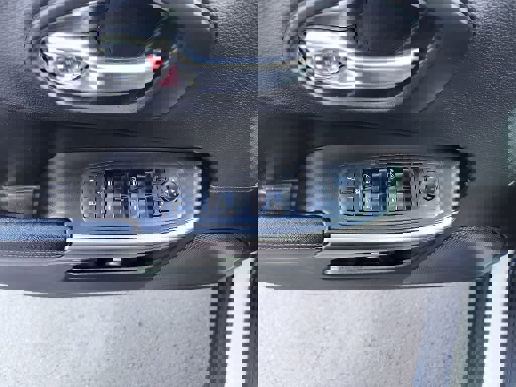 Used 2019 Jeep Cherokee Latitude w/ Popular Appearance Group image 13