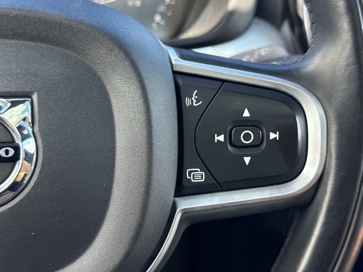Used 2018 Volvo XC60 T5 Momentum w/ Vision Package AWD/4WD image 32