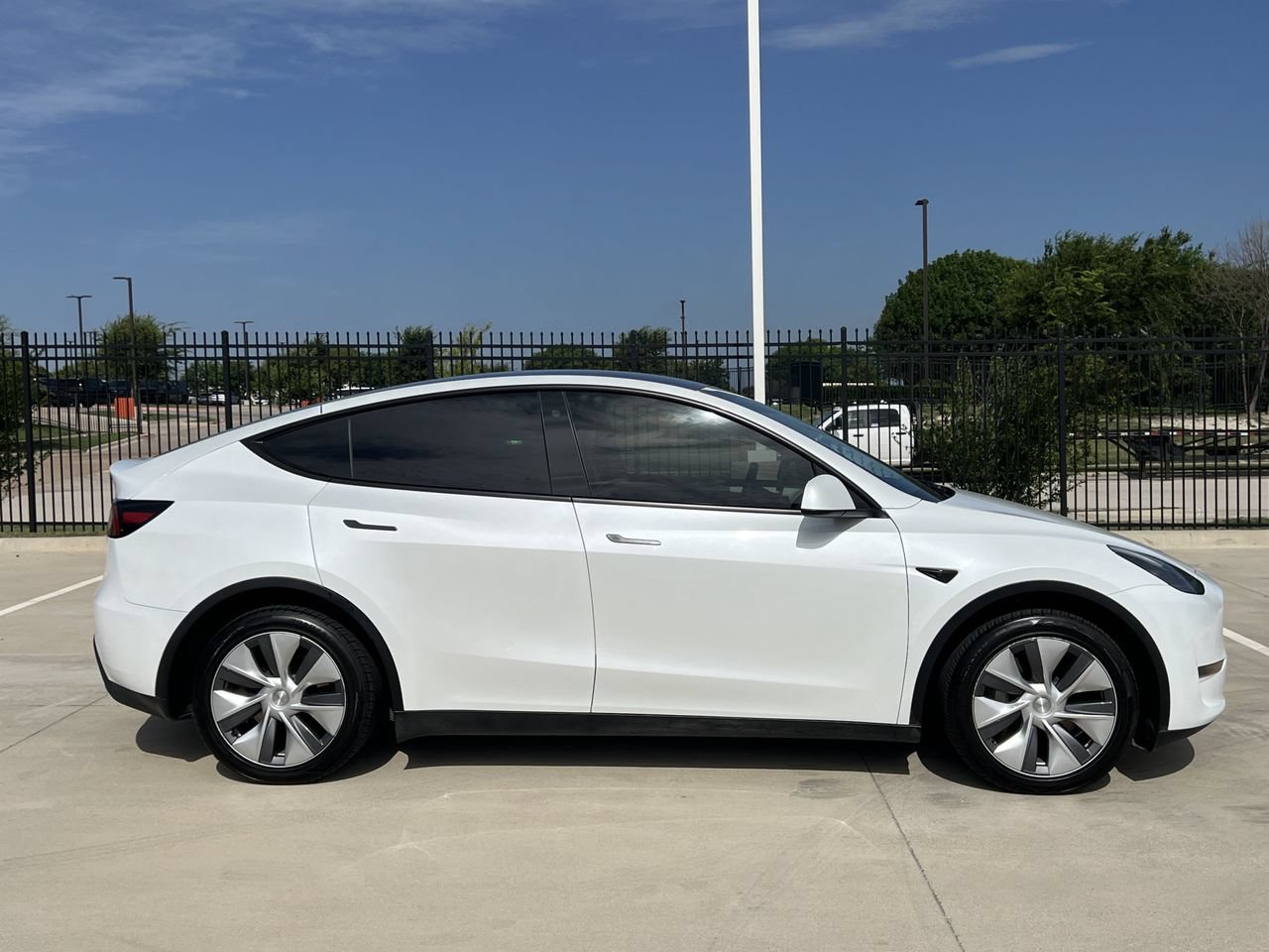 Used 2023 Tesla Model Y Long Range AWD/4WD image 3