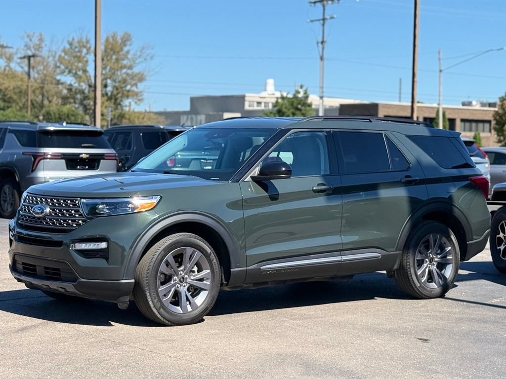 Used 2024 Ford Explorer XLT w/ Equipment Group 202A AWD/4WD image 39