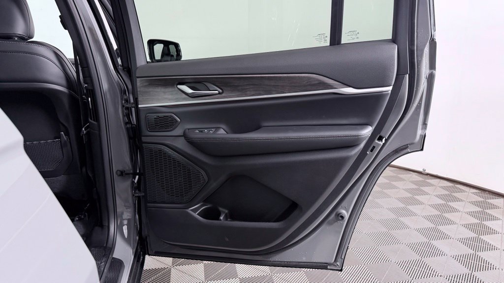 New 2027 Jeep Grand Cherokee L Limited AWD/4WD image 32