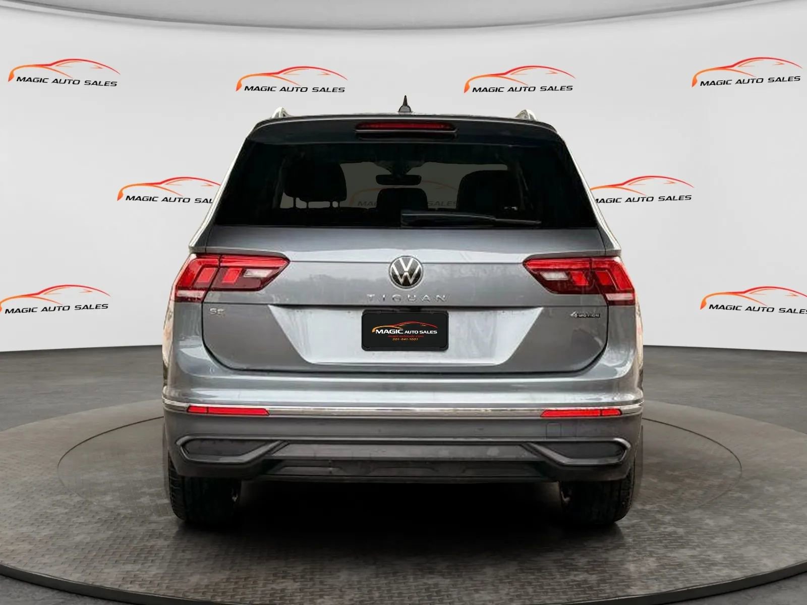 Used 2022 Volkswagen Tiguan SE w/ Panoramic Sunroof Package AWD/4WD image 8