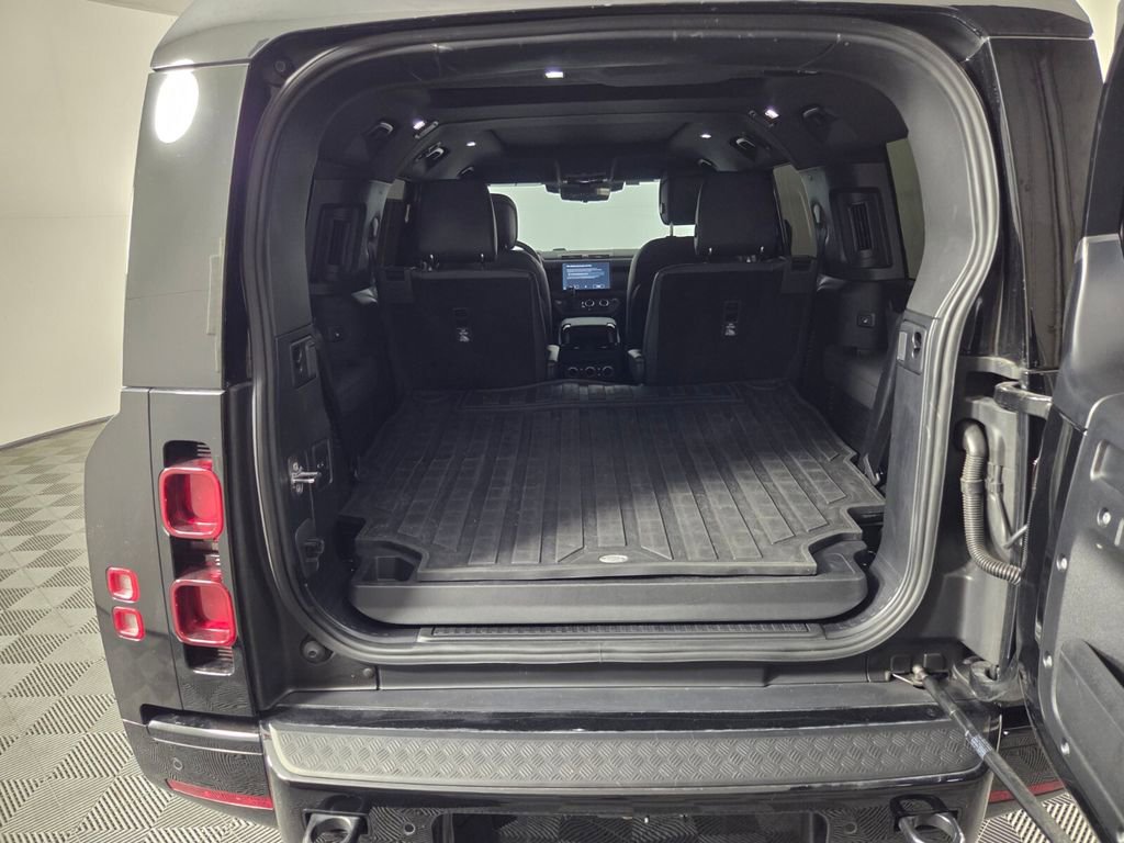 Used 2025 Land Rover Defender 130 X-Dynamic SE image 28