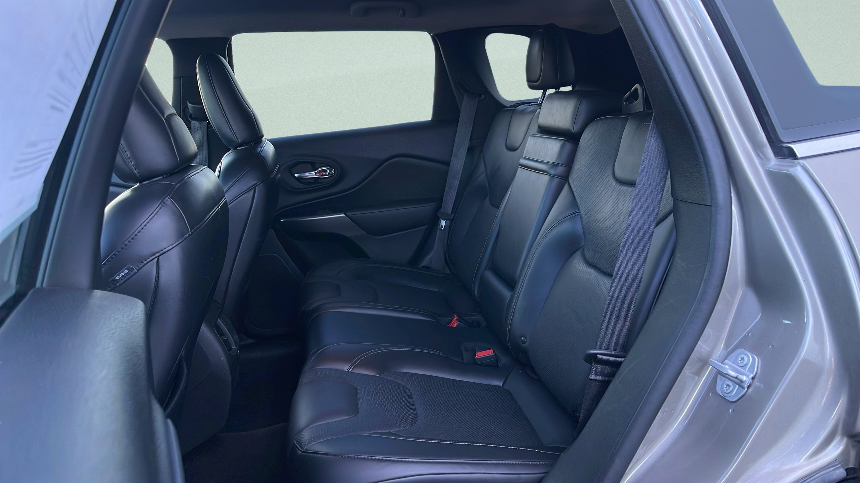 Used 2019 Jeep Cherokee Limited image 44