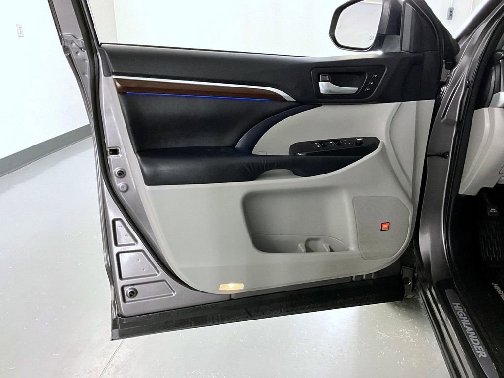 Used 2016 Toyota Highlander Limited AWD/4WD image 9