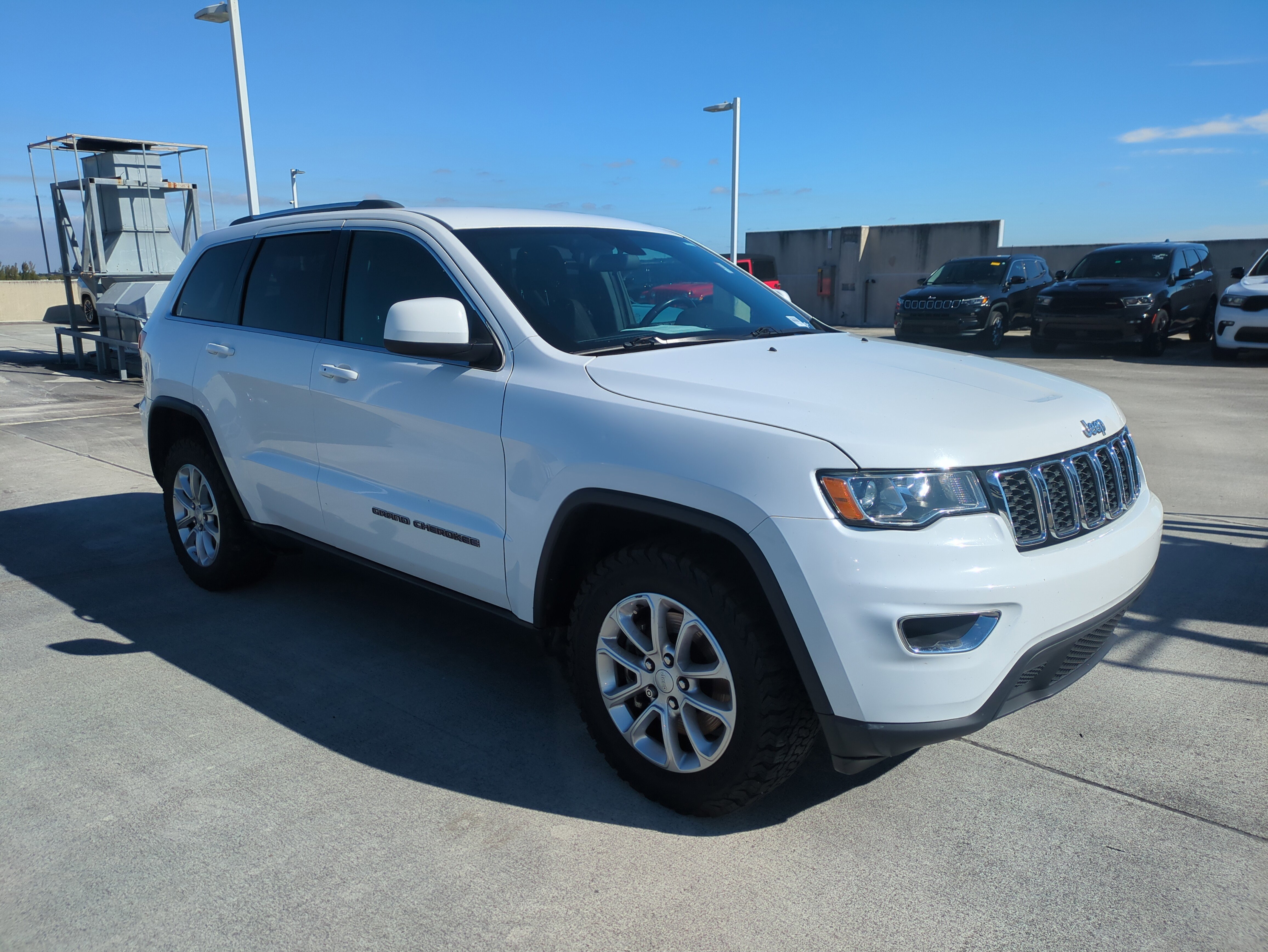 Used 2021 Jeep Grand Cherokee Laredo image 2