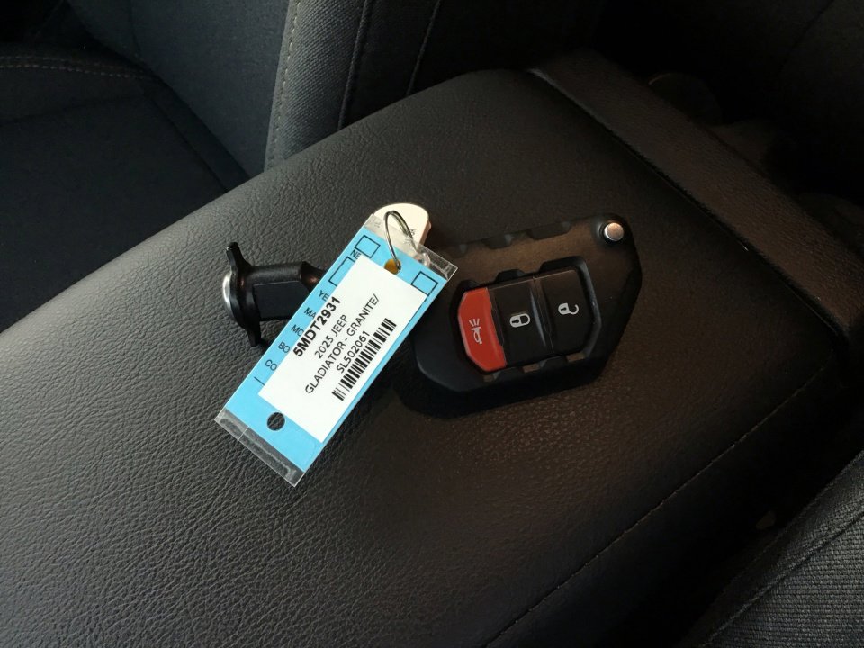 Used 2025 Jeep Gladiator Sport image 34