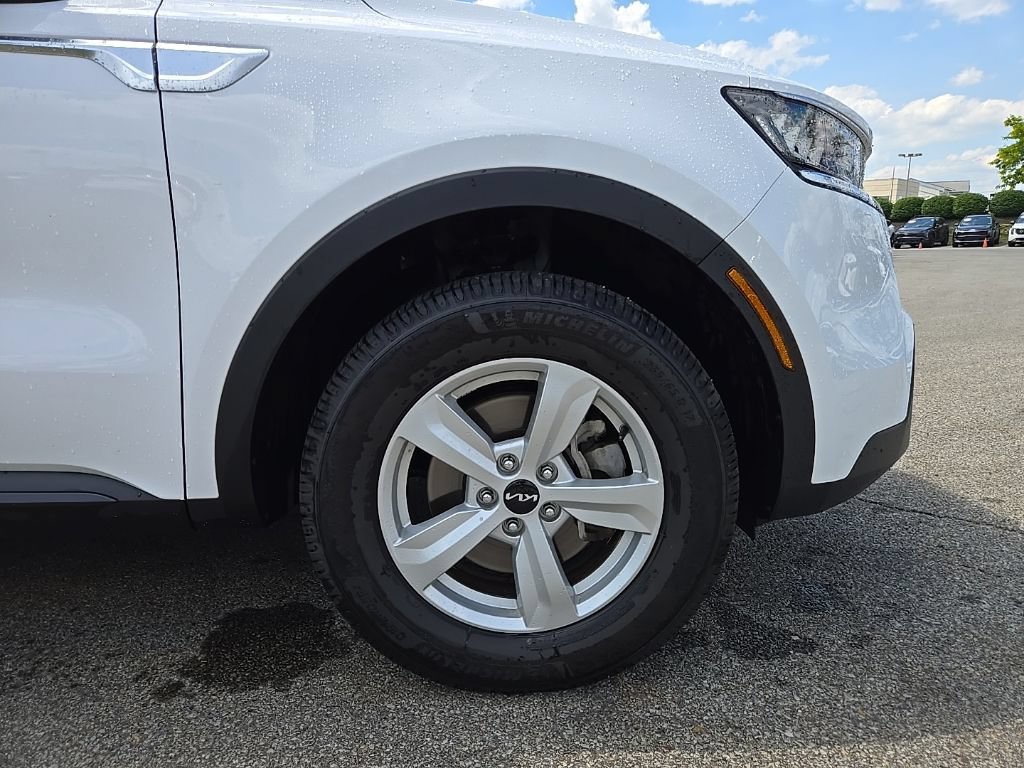 Used 2023 Kia Sorento LX AWD/4WD image 13