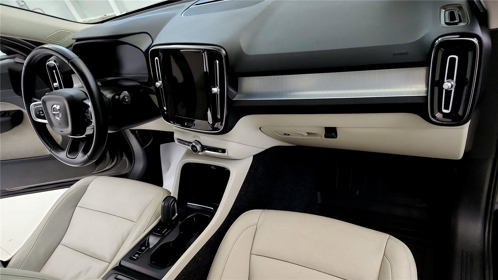 Used 2021 Volvo XC40 T5 Momentum w/ Premium Package image 16