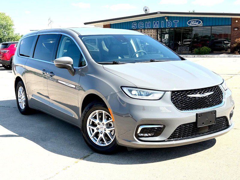 Used 2023 Chrysler Pacifica Touring-L FWD image 2