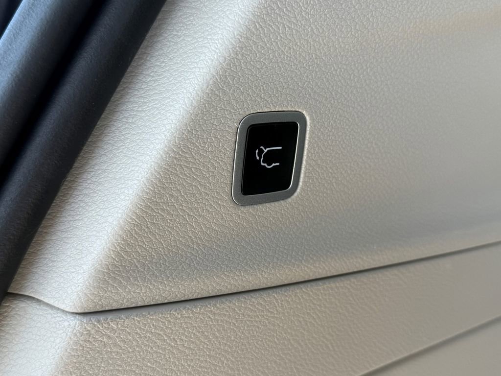 Used 2024 Chrysler Pacifica Touring-L image 14