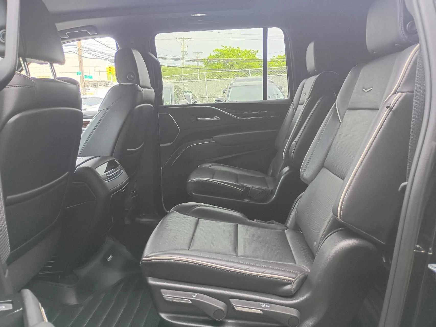 Used 2023 Cadillac Escalade ESV Premium Luxury AWD/4WD image 18