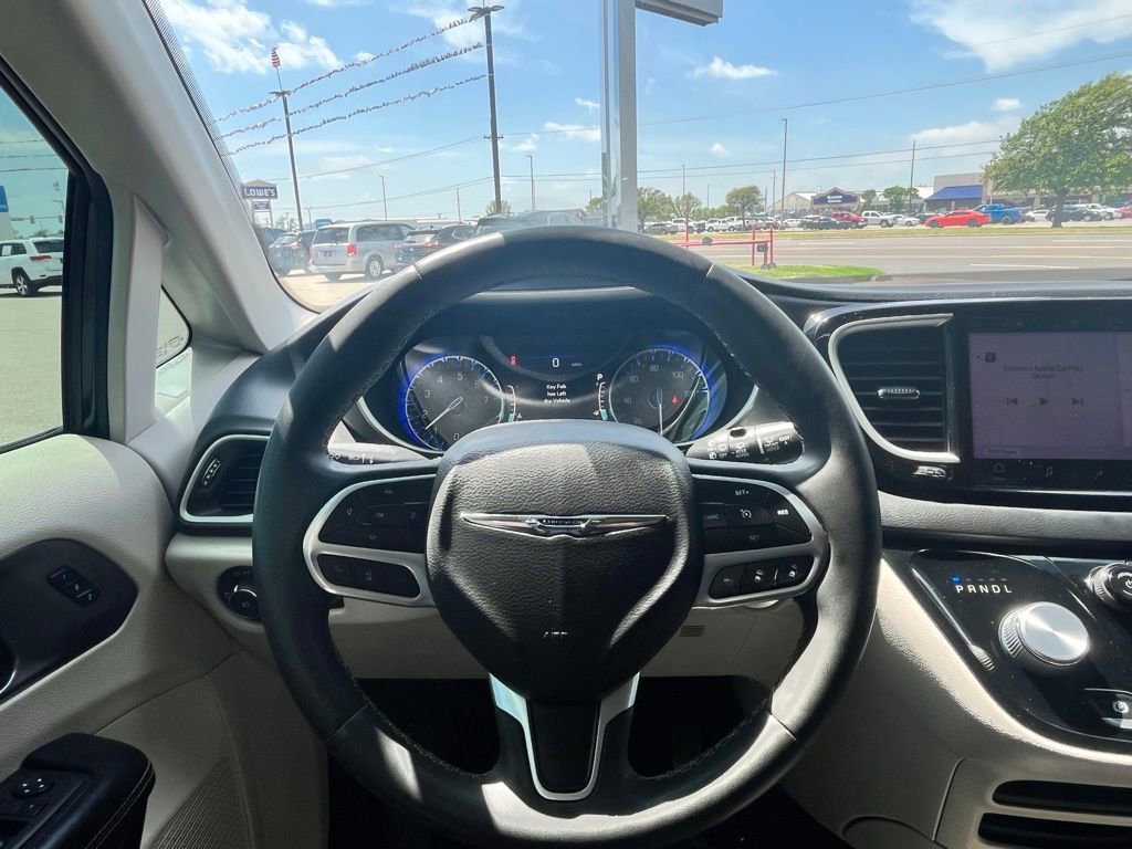 Used 2022 Chrysler Pacifica Touring-L FWD image 7