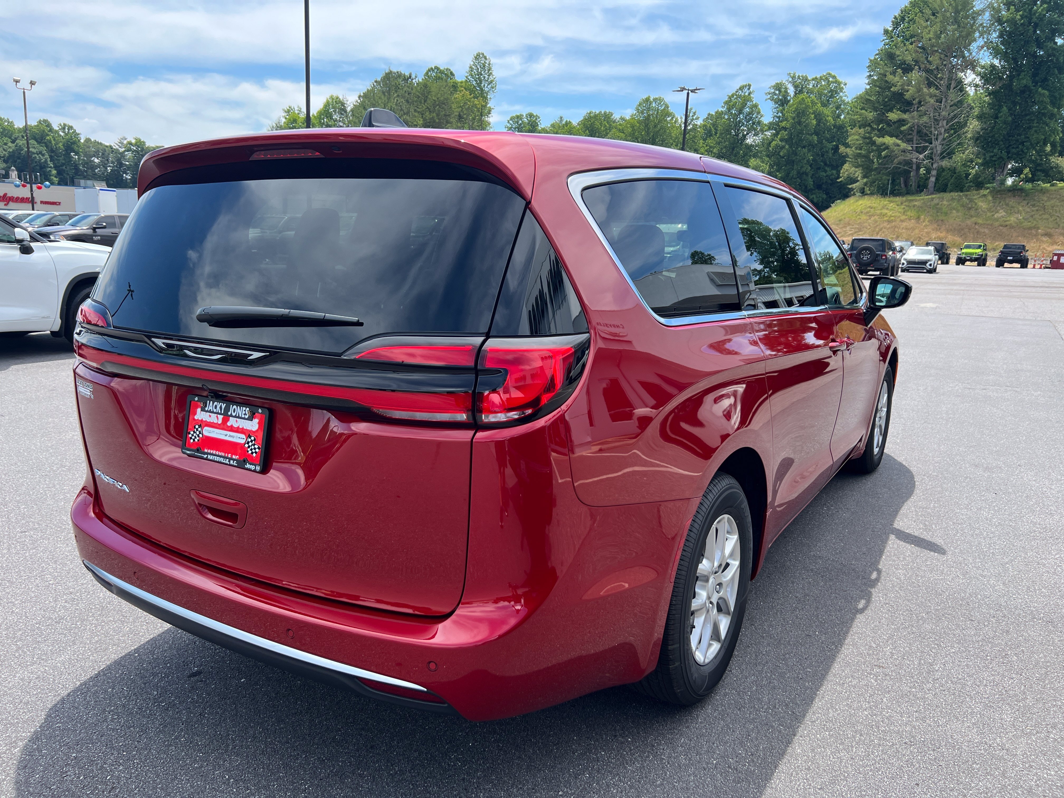 New 2027 Chrysler Pacifica Select FWD image 3