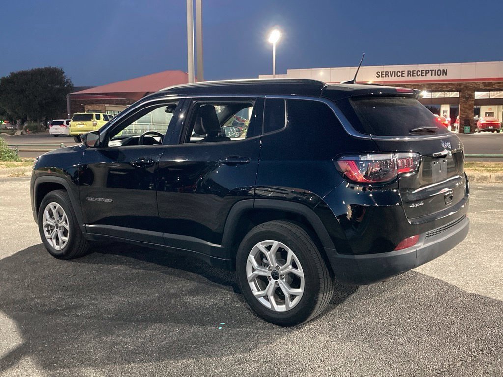 Used 2025 Jeep Compass Latitude AWD/4WD image 7