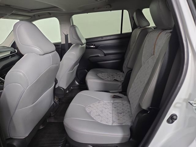 Used 2023 Toyota Highlander Bronze Edition image 16