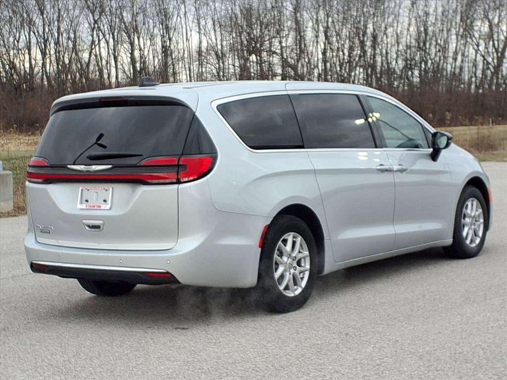 Used 2024 Chrysler Pacifica Touring-L image 2