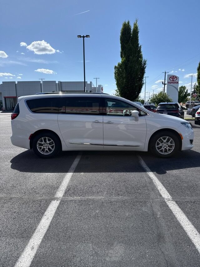 Used 2020 Chrysler Pacifica Touring-L FWD image 5