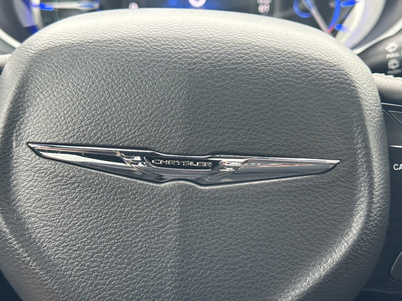 Used 2025 Chrysler Pacifica Premium image 32