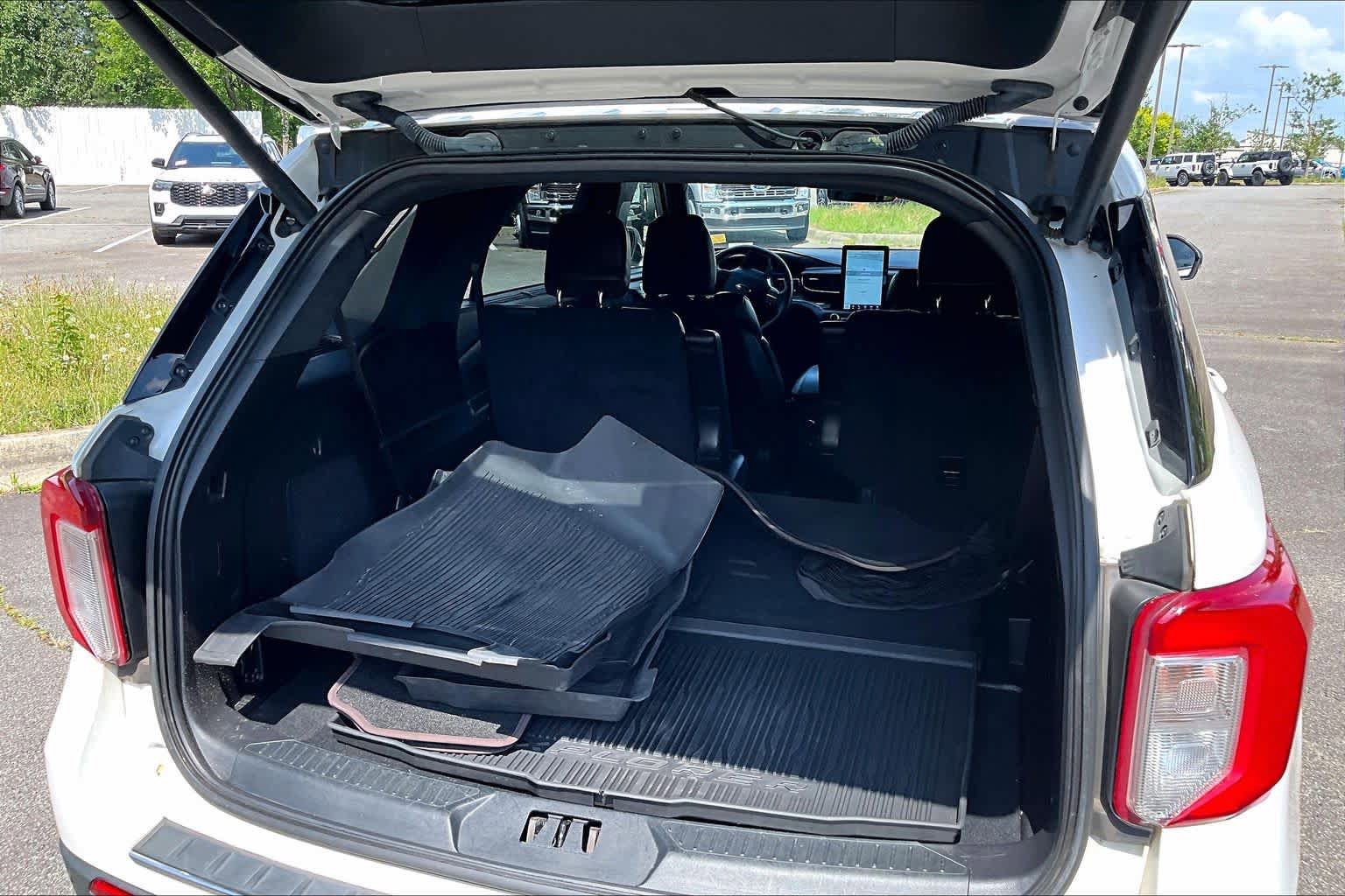 Used 2020 Ford Explorer Platinum w/ Premium Technology Package AWD/4WD image 34