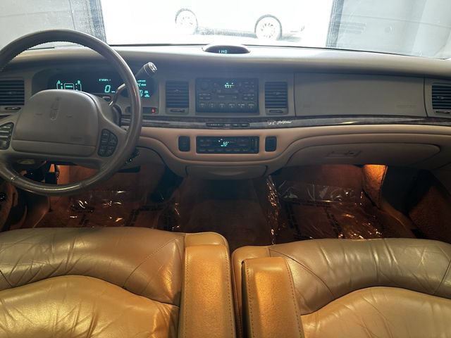 Used 1997 Lincoln Town Car Signature RWD image 14