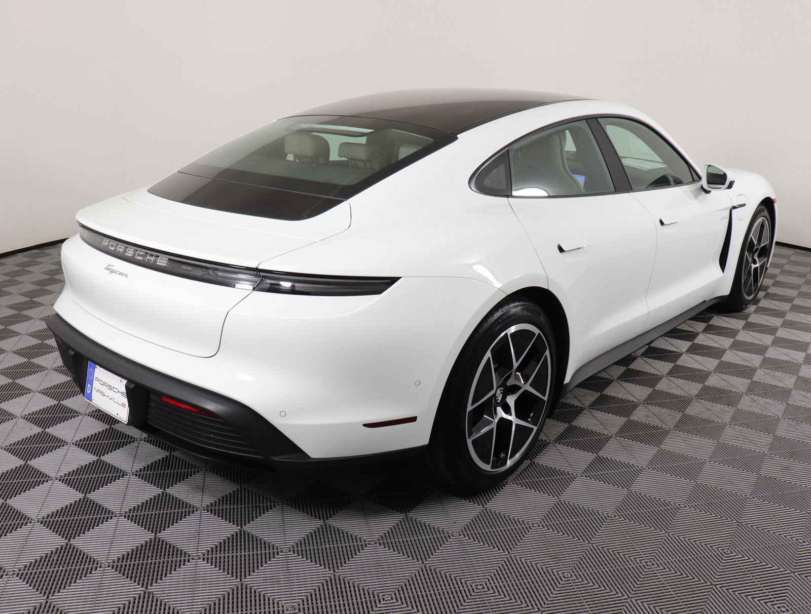 Used 2025 Porsche Taycan image 10