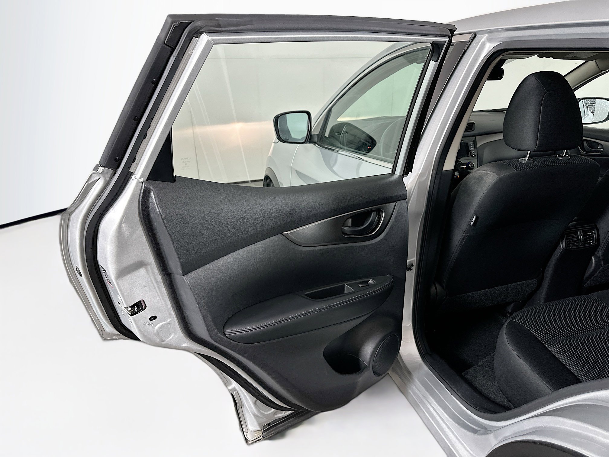 Used 2020 Nissan Rogue Sport S image 24