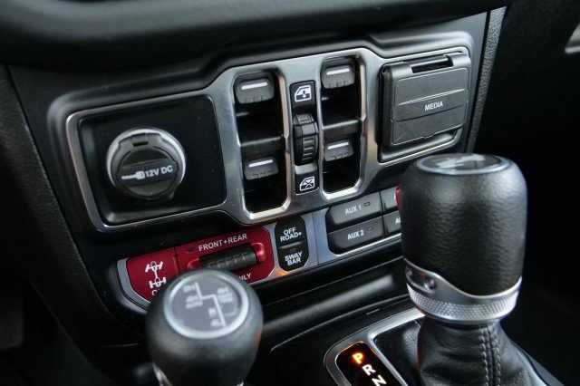 Used 2024 Jeep Wrangler Unlimited Sahara w/ Technology Group image 16