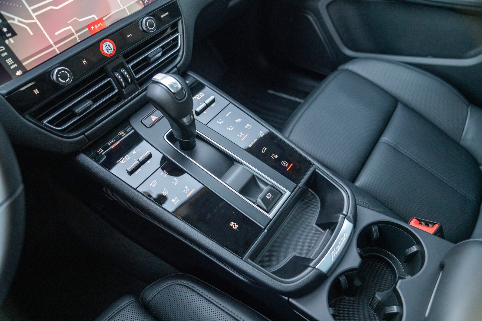 Certified 2026 Porsche Macan Turbo AWD/4WD image 21