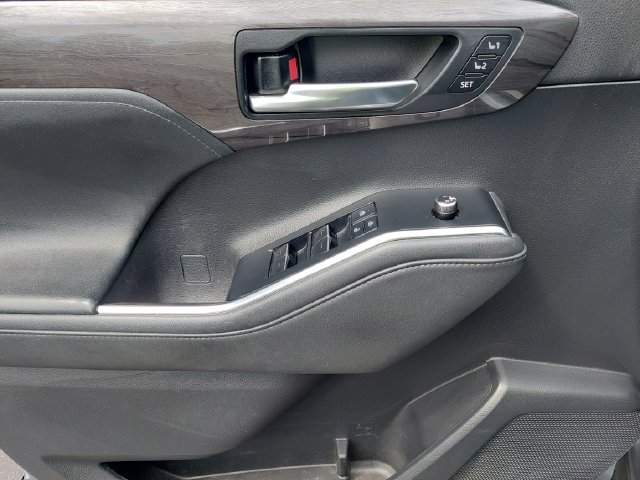 Certified 2021 Toyota Highlander Platinum AWD/4WD image 44